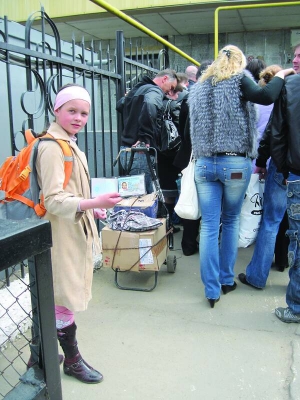 Школярка Таня переходить молдовсько-український кордон. Вона навчається у гімназії №2 райцентру Могилів-Подільський на Вінниччині