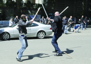 Прибічники грузинської опозиції б’ються пластиковими трубами у центрі Тбілісі 22 травня. Опозиціонери заявили, що на них напали перевдягнені поліцейські. Сутички розганяли гумовими кулями та сльозогінним газом