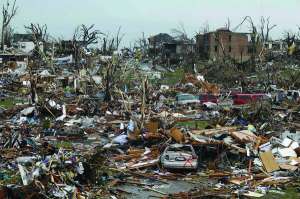 Ураган знищив більшість будинків у місті Джоплін, штат Міссурі, США. Автомобілі завалило уламками. Рятувальники шукають під завалами живих
