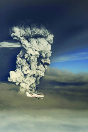 Літак пролітає повз стовп диму від вулкана Ґрімсвотн у Південно-Східній Ісландії 21 травня. У понеділок авіакомпанії почали закривати рейси до Великої Британії, коли хмари попелу досягли її повітряного простору. Скасували більше 250 рейсів