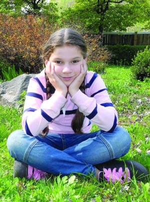 Киянка Соломія Лук’янець сидить на траві в одному зі столичних парків. Вона чотири роки є стипендіатом фонду ”Україна” колишнього президента Леоніда Кучми