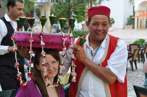Продавець жасминових букетів у курортному місті Хаммамет у Тунісі рекламує свій товар, ставлячи кошик на голову українській туристці. Букети продає по динару — шість гривень