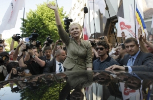 Юлия Тимошенко вышла из Генпрокуратуры после 8-часового допроса 24 мая 2011 года