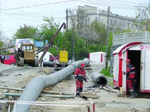 Працівники фірми ”Спецстрой” будують дощову каналізацію на кондитерській фабриці №2 у Вінниці. Фірма займається також будівництвом індивідуальної каналізації в приватних будинках