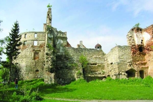 У Бережанському замку на Тернопільщині привидів часто бачать біля усипальні родини Сенявських, які звели і доглядали замок