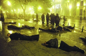 Поліція затримує протестувальників під час розгону мітингу в Тбілісі вночі з 25 на 26 травня. Бійці спецпідрозділу стріляли гумовими кулями, водометами та пускали сльозогінний газ. Опозиціонери вимагали відставки президента Михаїла Саакашвілі