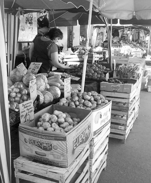 На столичному Деміївському ринку молоду картоплю продають по 15 гривень кілограм, стару — по 10. За три тижні почнуть копати овоч в центральних областях. Ціни нового врожаю мають впасти втроє