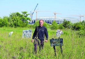 Житель села Зубра піді Львовом Ігор Бобенчик показує свою земельну ділянку біля стадіону, який зводять до Євро-2012. Влада хоче забрати її під будівництво дороги