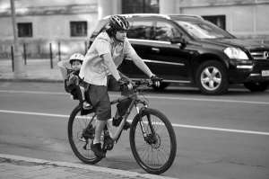 В’ячеслав Дяк із донькою Cофією їдуть по вулиці Університетській у Львові. Чоловік щодня добирається велосипедом на роботу