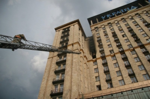 Рятувальник намагається дістатися до місця пожежі у готелі &quot;Україна&quot;