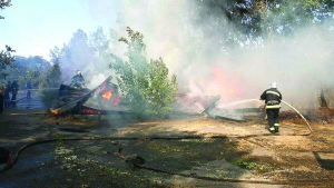 6 червня пожежники гасять складське приміщення в Черкасах на провулку Пацаєва, 15. Його орендує місцевий підприємець, недавно завіз туди кілька десятків диванів і м’яких куточків. Дев’ять пожежних машин гасили вогонь понад три години