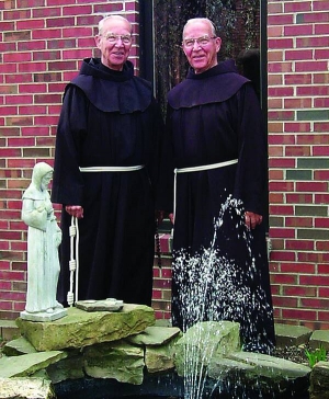 Брати Адріан (ліворуч) і Джуліан Райстери стоять біля нью-йоркського університету святого Бонавентура у травні 2003-го. Вони не розлучалися останні 55 років