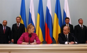 Экс-премьер Украины Юлия Тимошенко и премьер-министр России Владимир Путин во время подписания соглашения на транзит газа через территорию Украины. Москва, 19 января 2009 год