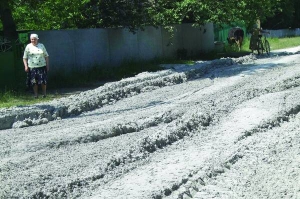 Марія Бістянець із села Піски на Лохвиччині скаржиться, що на шлях біля двору насипали вапна