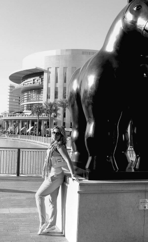 Співачка Наталка Карпа торік сфотографувалася  біля скульптури коня в Дубаї.  Неподалік розташована Дубаї Малл — найвища будівля світу