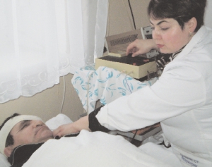 Медсестра Оксана Поперчак із Тульчинської райлікарні на Вінниччині проводить електрофорез лівого ока пацієнтові Іванові Бевзюку. Він почав краще бачити після третьої процедури