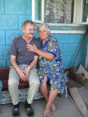 Мати Галина Трохимівна обіймає сина Анатолія Вдовиченка 7 червня біля хати в місті Христинівка Черкаської області