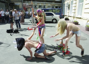 Члени організації ”Фемен” розігрують сценку страти екс-міністра внутрішніх справ Юрія Луценка на подвір’ї столичного Печерського суду 9 червня 2011 року