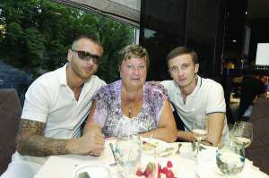 Репер Ларсон (ліворуч) з матір’ю Людмилою Михайлівною і братом Максимом під час вечірки у столичному ресторані ”ОК Бар”