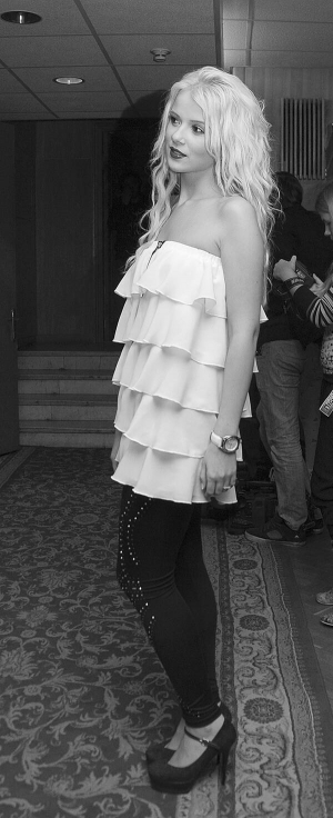 Співачка Міка Ньютон після концерту в столичному палаці ”Україна”. У травні вона брала участь у пісенному конкурсі Євробачення