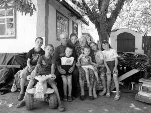 Микола та Ольга Дирди з села Самгородок на Черкащині сидять на своєму подвір’ї з сімома онуками. Подружжя побралося 55 років тому