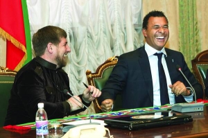 Колишній тренер грозненського ”Терека” Рууд Ґулліт (праворуч) з власником клубу Рамзаном Кадировим на своїй презентації 9 лютого 2011 року. Ґулліт пробув на посаді 147 днів