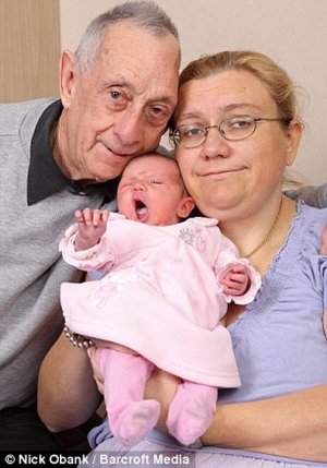 Деніс Ілама та його дружина Кора, молодша на 40 років, тримають дочку Вайолет. Дитина народилася наприкінці травня. Три роки тому чоловікові видалили пухлину мозку