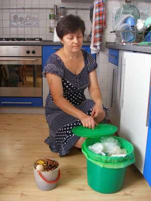 Ірина Андреєва на кухні свого будинку у Вінниці показує відра, в які збирає окремо харчові відходи і пластик. Коробки для паперу і металобрухту стоять у підсобці