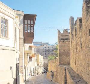 У старій частині міста Баку є багато готелів, ресторанів і сувенірних крамниць.  Тут знімали деякі сцени фільму ”Діамантова рука”, зокрема з висловом ”черт побери”