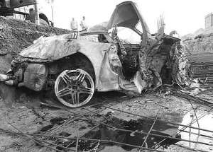Рештки ”Порше 911 Каррера 4С” лежать у будівельному котловані на Столичному шосе 16 червня. Машина вартістю 1,7 мільйона гривень спалахнула від удару об бетонні блоки