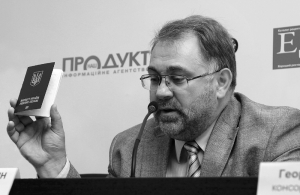Гендиректор компанії КП ВТІ, яка входить до консорціуму ЄДАПС, Андрій Первушин демонструє прототип закордонного паспорта з біометричними даними