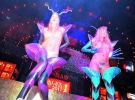 Відвідувачів клубу OK BAR під музику розважають дівчата в золотисто­срібній білизні та босоніжках­ботфортах. На сцені вони зображають неземних створінь