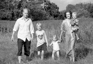 Російська модель Наталія Водянова із чоловіком британським лордом Джастіном Портманом і їхніми дітьми (зліва направо) — Лукасом, Невою і Віктором