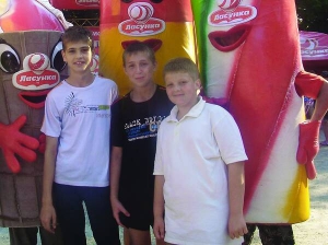 Антон Курилін (праворуч) із друзями Миколою (в центрі) та Ярославом на святі морозива в Полтаві. Двоє останніх були у квартирі, коли сталася трагедія