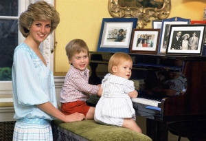 Діана Френсіс Спенсер народилася 1 липня 1961 року в англійській аристократичній родині. Її батько служив при дворі короля Ґеорґа VІ, а мати була фрейліною королеви-матері. На знімку: принцеса Діана із синами Вільямом і Гаррі, 1986 рік