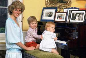 Діана Френсіс Спенсер народилася 1 липня 1961 року в англійській аристократичній родині. Її батько служив при дворі короля Ґеорґа VІ, а мати була фрейліною королеви-матері. На знімку: принцеса Діана із синами Вільямом і Гаррі, 1986 рік