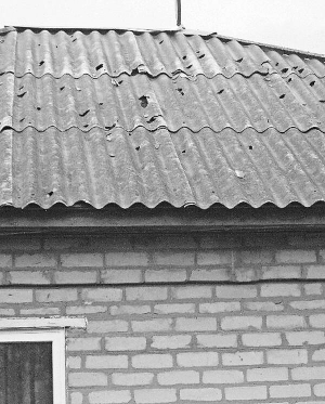 Побитий дах будинку в селі Чмирівка Старобільського району на Луганщині. Так виглядають усі півтори тисячі помешкань села