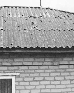 Побитий дах будинку в селі Чмирівка Старобільського району на Луганщині. Так виглядають усі півтори тисячі помешкань села