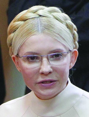 Юлія Тимошенко у Печерському райсуді Києва 4 липня. Вимагала відкласти засідання на місяць. Суддя переніс розгляд на два дні 