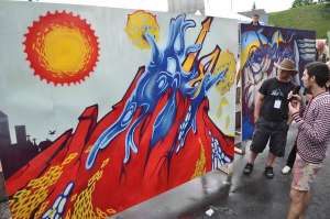 Графіті, на якому зображено вогняно-червоне місто на синьому тлі, журі обрало кращим на фіналі першого Всеукраїнського конкурсу ”UPстену”, що пройшов у Києві минулими вихідними
