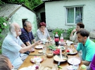 Іван Марчук гостює в сусідів Юрія та Галини (ліворуч від нього), розказує анекдот про себе