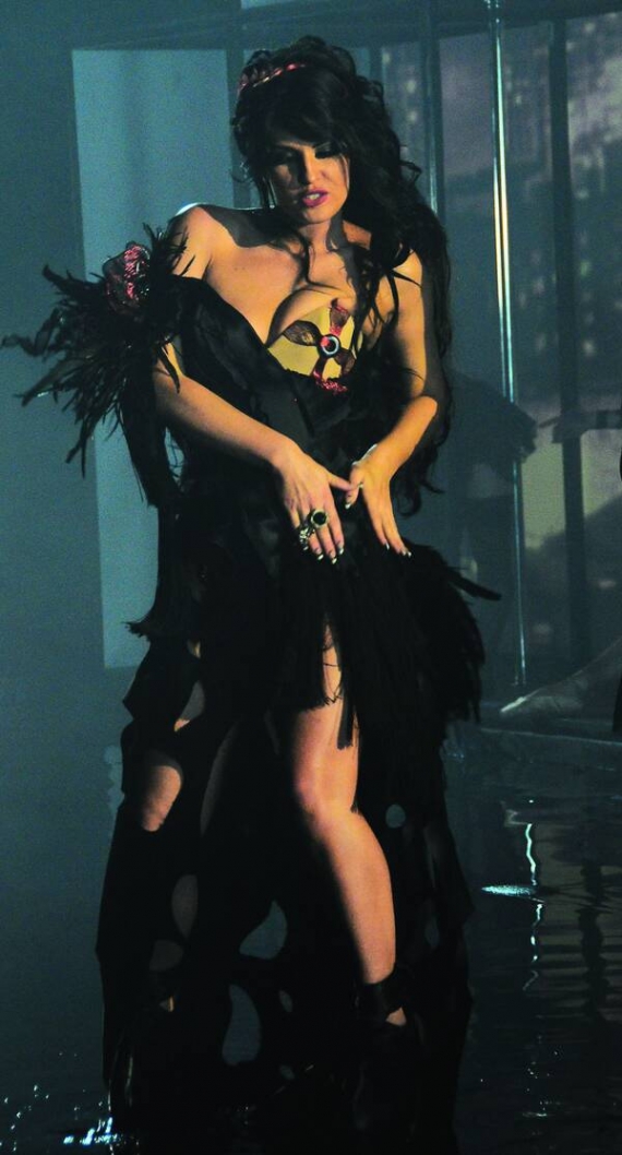 Співачка Камалія одягла чорну перуку на зйомки кліпу ”Розовый закат” у столичній кіностудії Довженка