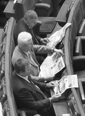 6 липня, засідання Верховної Ради. Нардепи-”регіонали” читають газети