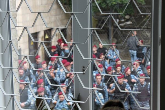 Із вікна столичного Печерського райсуду, де проходило засідання у справі Юлії Тимошенко, видно заповнений ”беркутівцями” двір