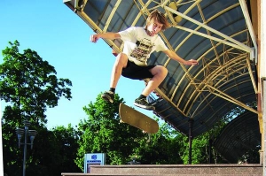 15-річний Влад Литвиненко стрибає зі східців магазину ”Промелектроніка” поблизу обласного управління міліції у Полтаві