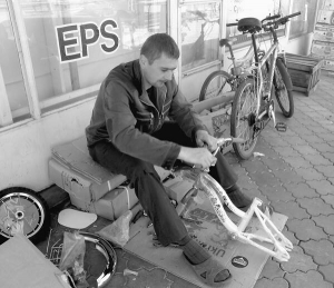 Руслан Самохвалов на ринку ”Привокзальний” у Вінниці скручує велосипеди для продажу. Зазначає, що найбільший попит на них у вівторок та середу. В такі дні вдається продати до 10 штук