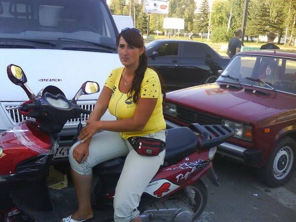 Львів’янка Світлана Безродна сидить на скутері свого співмешканця Володимира Осадчого. На ньому вони їздили до РАЦСу