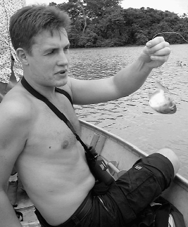 Письменник і мандрівник Максим Кідрук під час полювання на піраній у Бразилії, в області Пантанал. Його нова книжка називається ”Любов і піраньї”