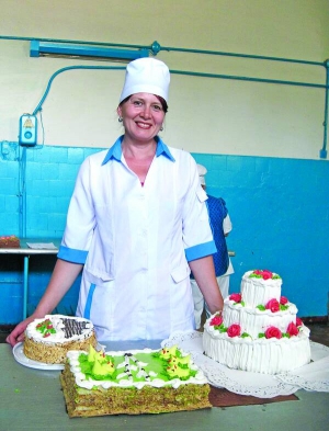 Інженер-технолог підприємства ”Уманьхліб” Тетяна Федоренко показує виготовлені на замовлення (зліва направо) фірмовий торт ”Загадка”, дитячий і весільний торти