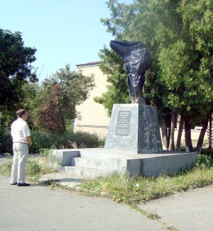 Місцевий житель Віктор розглядає залишки пам’ятника Леніну біля цукрозаводу у Шполі. Чорний мішок на вожді з’явився недавно. До того Ленін стояв без голови й руки